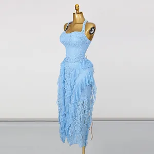 Vue latérale d'une robe en dentelle bleu clair avec ourlet irrégulier à volants