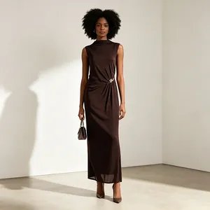 Elegantes dunkelbraunes ärmelloses Maxikleid mit Metallschnalle und Seitenschlitz für Damen.