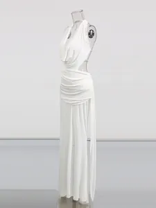 Élégante robe longue blanche dos nu avec décolleté drapé et découpes latérales