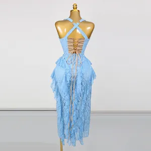 Détail arrière d'une robe en dentelle bleu clair avec bretelles croisées et laçage