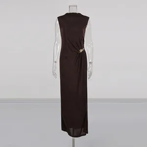 Elegantes dunkelbraunes ärmelloses Maxikleid mit Metallschnalle und Seitenschlitz