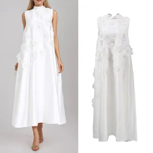Robe longue trapèze blanche sans manches élégante avec appliqués floraux 3D et col montant