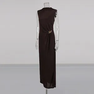 Elegantes dunkelbraunes ärmelloses Maxikleid mit Metallschnalle und Seitenschlitz.