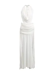 Robe longue blanche élégante à licou avec col bénitier et fente haute