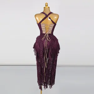 Détail du dos d'une robe en dentelle violette avec laçage corset et ourlet à volants