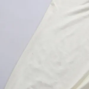Vue macro de la texture et du tissage du tissu en mousseline blanc cassé d'une robe