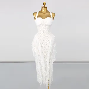 Élégante robe sans manches en dentelle blanche avec ourlet irrégulier sur un mannequin doré