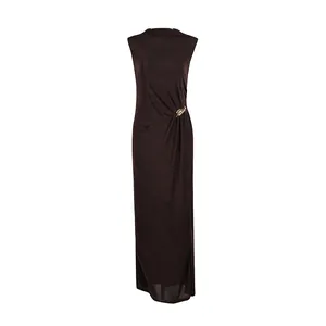 Elegantes dunkelbraunes ärmelloses Maxikleid mit schickem Seitenschlitz und Metallschnalle