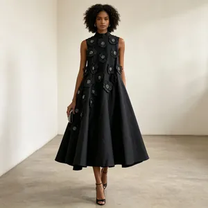 Robe de soirée élégante noire sans manches en ligne A avec appliques florales 3D et col montant.