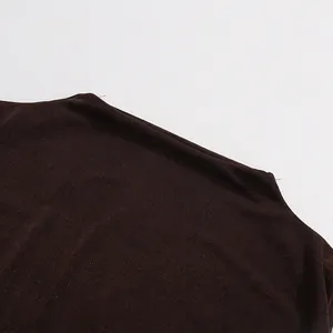 Detailaufnahme der Schulternaht an einem eleganten dunkelbraunen ärmellosen Maxikleid