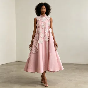 Robe longue évasée rose élégante avec appliqués floraux 3D et col montant.
