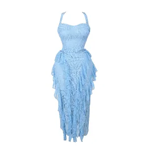 Vue détaillée de la robe en dentelle bleu clair avec son ourlet asymétrique chic