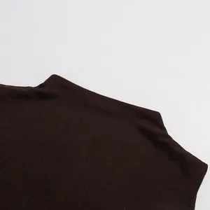Detailansicht des Stehkragens und der feinen Strickstruktur eines braunen ärmellosen Kleides