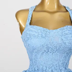 Détail de près du corsage en dentelle florale bleue avec bretelles réglables.