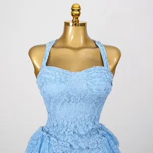 Détail de la texture en dentelle bleu ciel délicate sur une robe sans manches ajustée