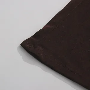 Detailansicht der feinen Nähte und der Textur dieses eleganten, dunkelbraunen Kleides