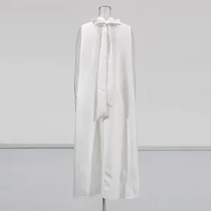 Détail arrière d'une robe longue blanche sans manches avec un nœud élégant au col.