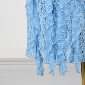 Gros plan d'une robe en dentelle bleu clair avec un détail de l'ourlet à volants élégant