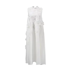 Robe longue blanche élégante sans manches avec appliques florales 3D et col montant.