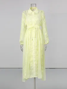 Robe chemise élégante jaune pâle brodée à manches longues avec ceinture nouée pour femme