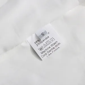 Gros plan de l'étiquette d'entretien indiquant la composition et les instructions