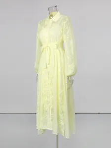 Robe chemise romantique française en mousseline brodée jaune beurre sur un mannequin