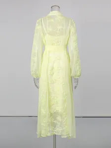 Robe longue romantique en mousseline brodée jaune style français, vue arrière