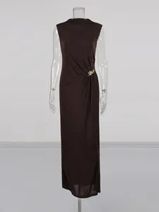 Elegantes ärmelloses tiefbraunes Maxikleid mit Seitenschlitz und stilvoller Goldschnalle