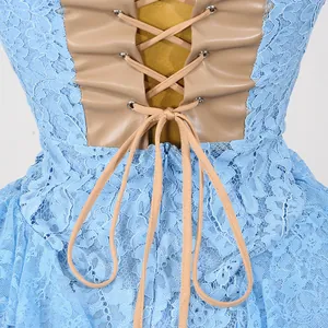 Détail d'une robe en dentelle bleue avec laçage corset marron et empiècements cuir
