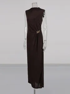 Elegantes dunkelbraunes ärmelloses Maxikleid mit goldener Schnalle und Seitenschlitz.