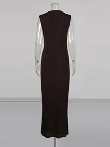 Rückansicht eines eleganten dunkelbraunen ärmellosen Maxikleides für Damen aus weichem Stoff