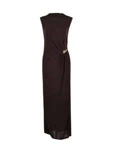 Elegantes ärmelloses Maxikleid in Dunkelbraun mit Metallschnalle und Seitenschlitz