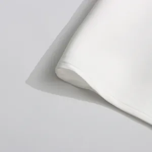 Gros plan détaillé sur les coutures et le tissu de haute qualité d'une robe longue blanche