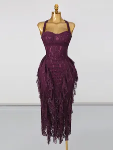 Robe licou élégante en dentelle violette avec ourlet irrégulier et volants chic.