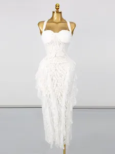Robe longue élégante en dentelle blanche avec col licou et ourlet à volants irréguliers