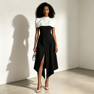 Elegante abito bicolore nero e bianco con mantella rimovibile e spacco profondo