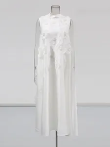 Élégante robe ligne A blanche sans manches avec appliques florales 3D et perles.