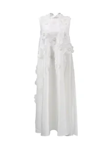 Robe longue évasée blanche sans manches avec appliques florales 3D et col montant