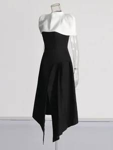 Elegantes schwarz-weißes Abendkleid mit abnehmbarem Cape und Schlitz für Damen 2026