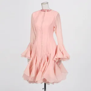 Detail van roze feeënjurk met elegante lotusbladranden en uitlopende klokmouwen