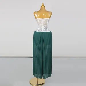 Zweiteiliges Set mit weißem Spitzen-Corsage-Top und dunkelgrünem Falten-Maxirock