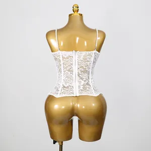 Detaillierte Rückansicht eines eleganten weißen Spitzenkorsetts mit Perlenträgern.