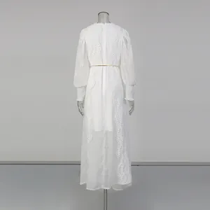Λεπτομερής πίσω όψη λευκού γαλλικού vintage δαντελένιου μακρύ φορέματος με σχέδιο