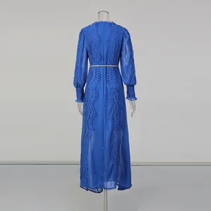 Πίσω όψη βασιλικού μπλε vintage μάξι φορέματος με δαντέλα, μακριά μανίκια και ζώνη