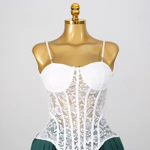 Detailansicht eines weißen Spitzen-Korsett-Tops mit Perlen und grünem Maxirock-Set