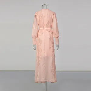 Πίσω όψη ροζ γαλλικού vintage μάξι φορέματος με κομψά δαντελένια πάνελ και μακριά μανίκια