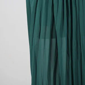 Detailansicht der dunkelgrünen, plissierten, transparenten Stofftextur mit Innenfutter für Rock
