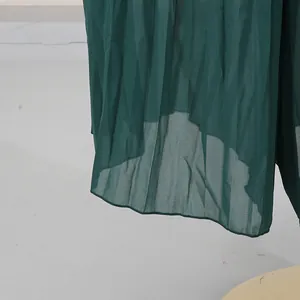 Detail von transparentem grünem Faltenstoff mit hochwertigem Saum und Textur