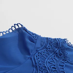 Λεπτομερής μακροεντολή της περίπλοκης μπλε δαντέλας σε ένα γαλλικό φόρεμα vintage στυλ.