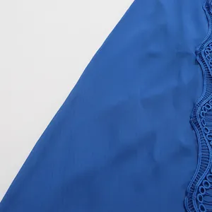 Μακροπρόσωπη όψη μπλε υφάσματος με κομψές λεπτομέρειες από δαντέλα και κέντημα.